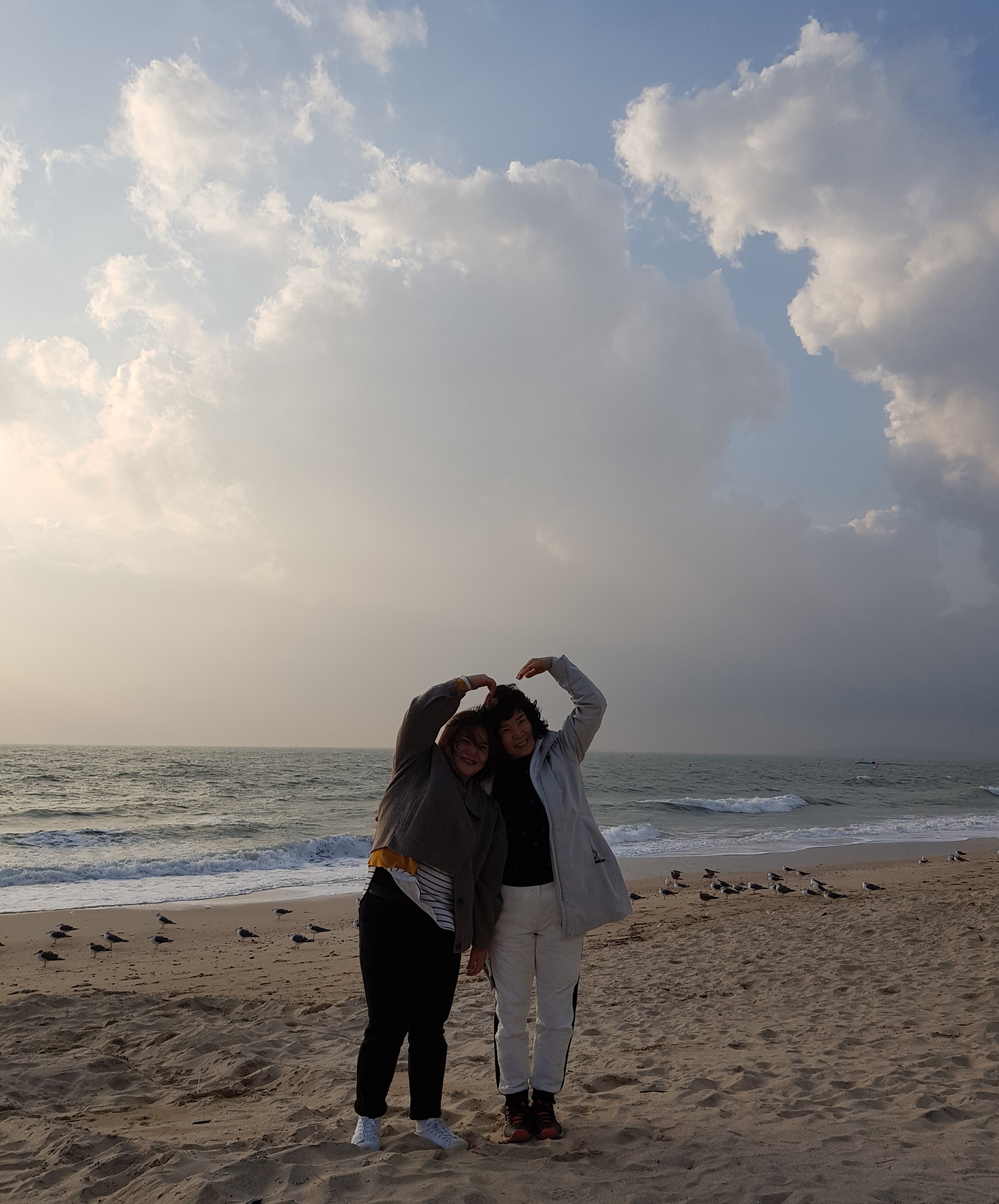 자유시간에는 대천해수욕장 해변가를 걸었구요. 다정한 이성순 전담인력, 김보영 지원사님